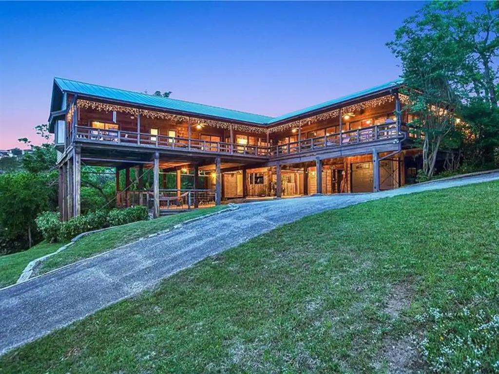 21106 Lakeshore Dr  