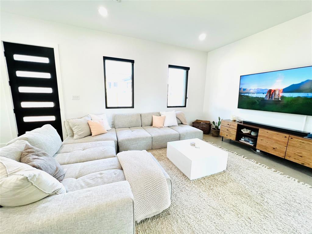 1013 E 45th St Unit 1  