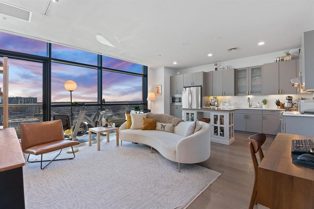 817 555 E 5th St Unit 817  