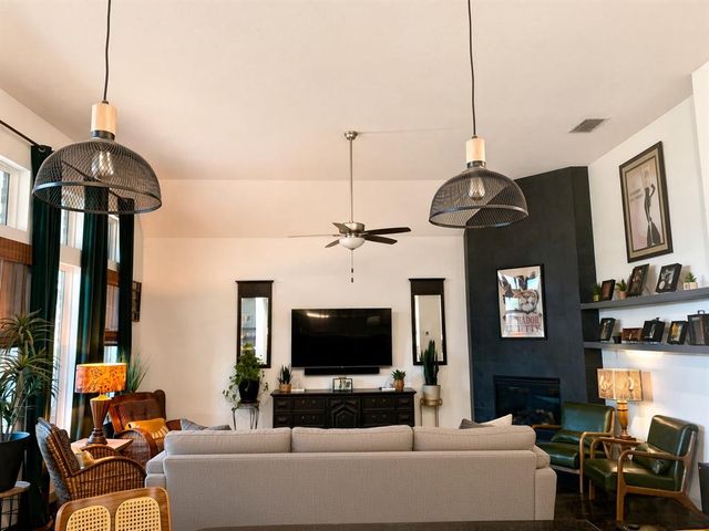 1335 Gruene Glen St — Gruenefield