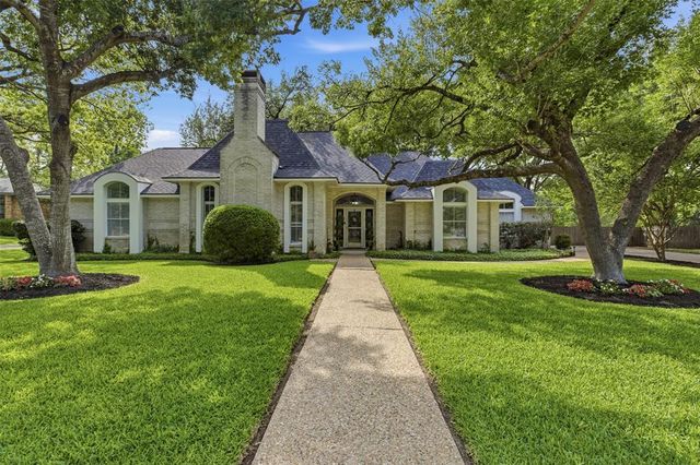 9 Hillway Dr — Oak Bluff Estates