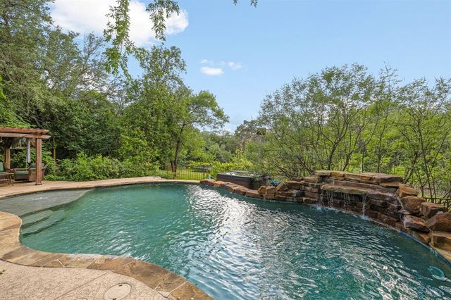 9 Shady Rock Ct — Old Oak Estates