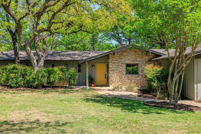 202 Tanglewood Dr — Carriage Hills #2