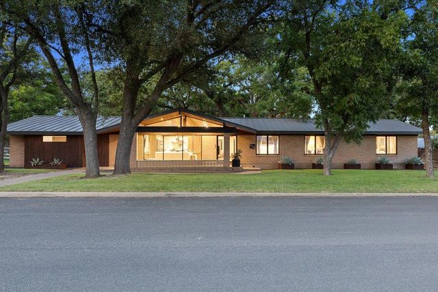 806 W Schubert St — Oakcrest Manor
