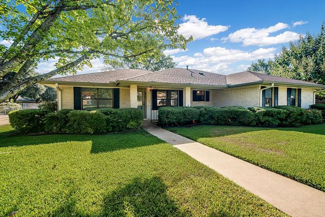 208 Edgewood Dr — Carr Hills #8