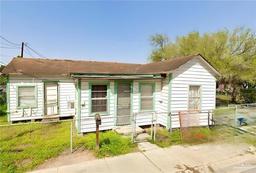 1606 Mobile Street — La Flor