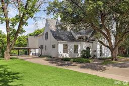 2711 Taft Boulevard — Country Club