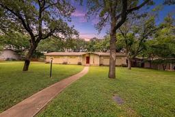 122 Ridgewood Dr — Carriage Hills