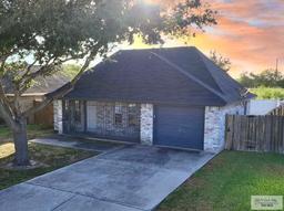 9005 N 37th St — OXFORD SQUARE