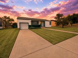 2711 Redwood Drive