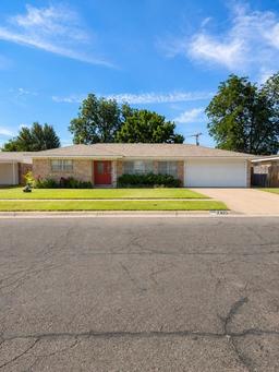 3305 Dengar Ave W — Hyde Park