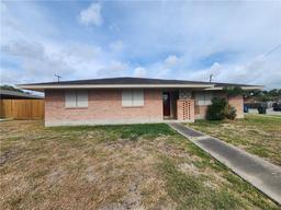 4401 Driftwood Place — Hamlin Place