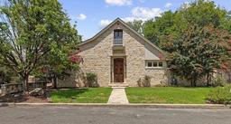 208 W Schubert St — Fredericksburg Addition