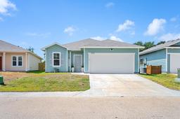 1925 Lighthouse Lake Ln — Harbor Heights