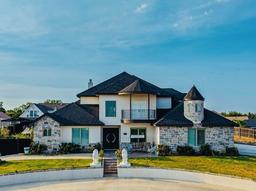 905 Ashford Drive — Bluffs