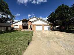 203 Holliday Drive, Plainview, TX 79072