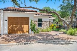 1401 Royal Oaks Tr — Royal Oaks