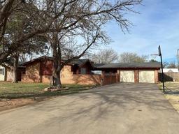 1311 Holliday Drive, Plainview, TX 79072
