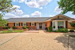 1630 Castle Rd — Windsor Heights
