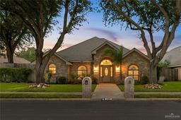 320 Thunderbird Avenue W — Royal Oaks Estates
